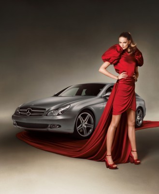 Topomdel Julia Stegner steht auf Mercedes, dabei würden die Männer sie auch dann attraktiv finden, wenn sie eine Schrottkarre fahren würde