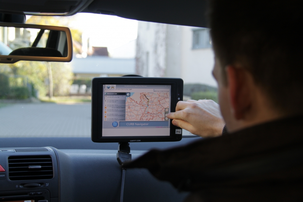 Urteil: Volle Haftung bei Navi-Bedienung während der Fahrt