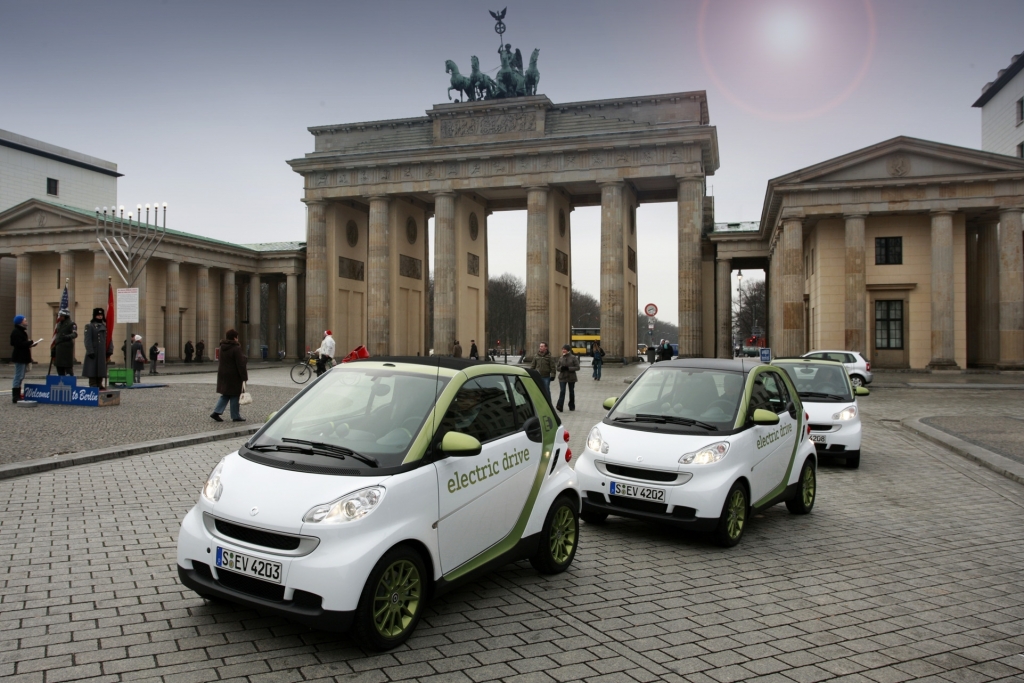 „e-mobility Berlin“ bringt smarte Lösungen für Elektromobilität: smart fortwo electric drive vor dem Brandenburger Tor in Berlin.