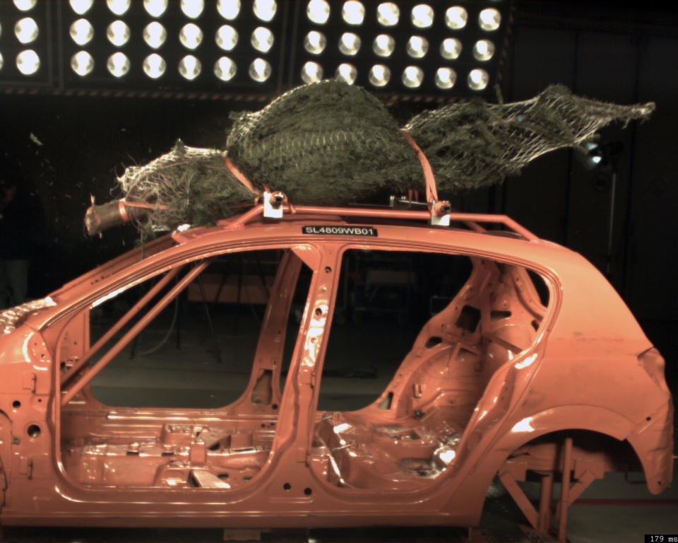 ADAC-Crashtest: Weihnachtsbaumtransport – kein Dachtransport ohne Spanngurt 