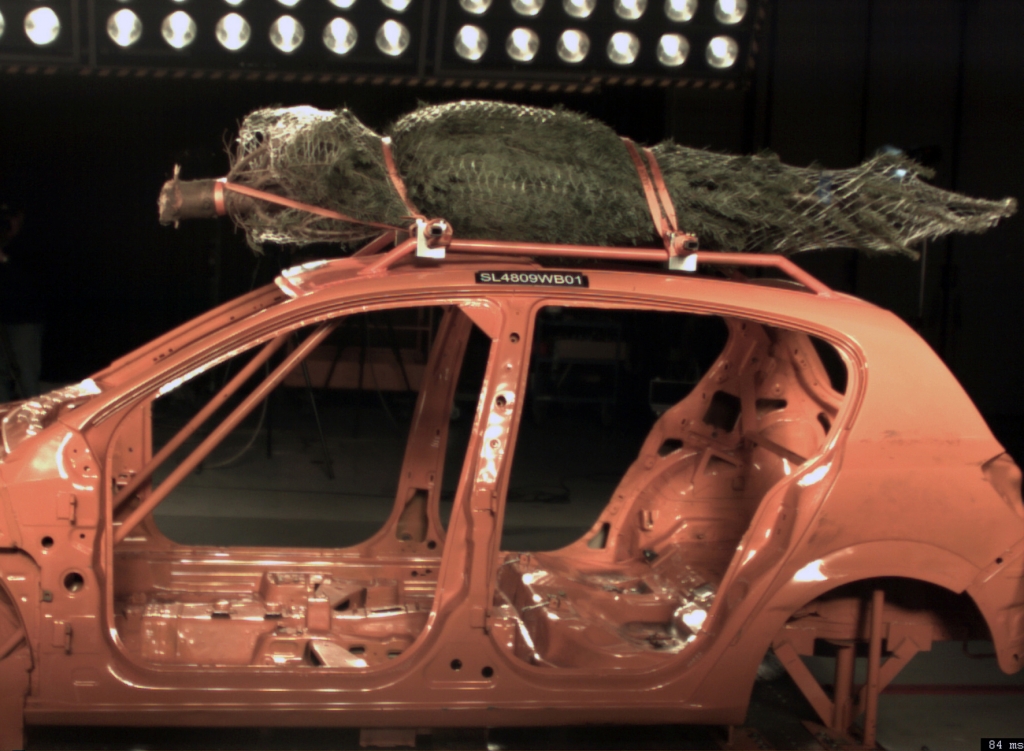 ADAC-Crashtest: Weihnachtsbaumtransport – kein Dachtransport ohne Spanngurt 