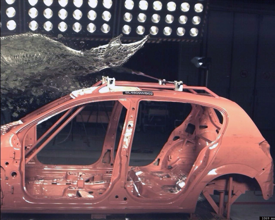 ADAC-Crashtest: Weihnachtsbaumtransport – kein Dachtransport ohne Spanngurt 