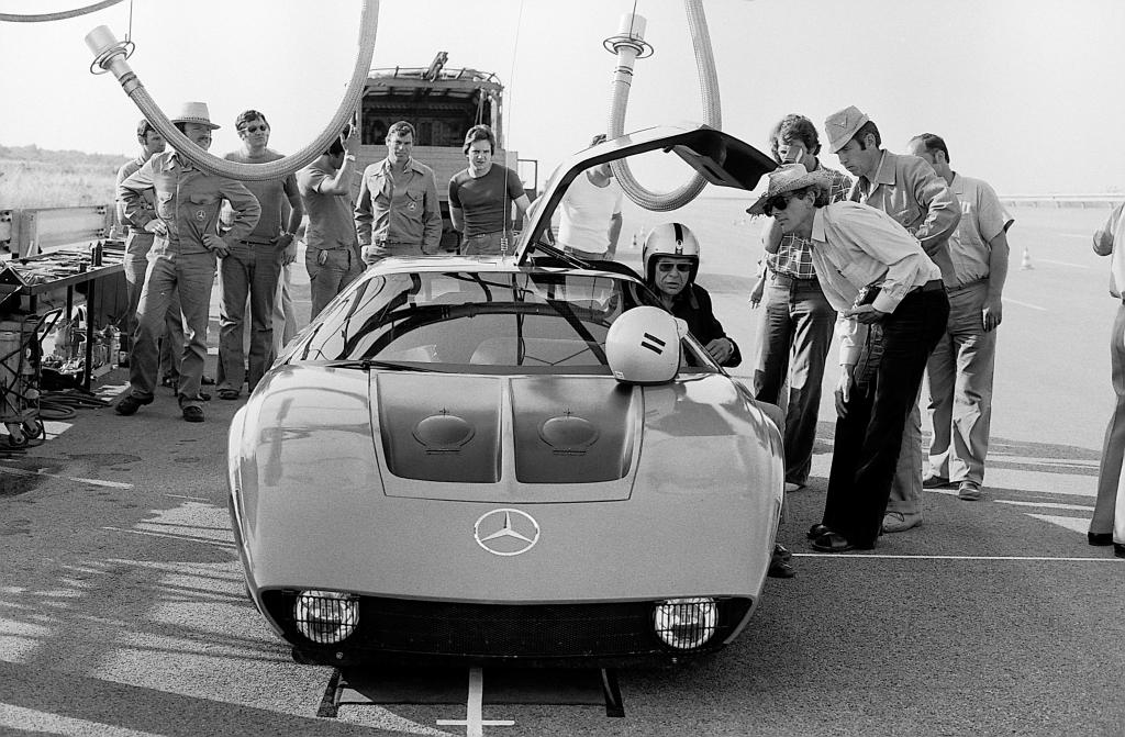 Auf 64-Stunden-Rekordfahrt: Der Mercedes-Benz C 111-IID mit Dieselmotor auf der Hochgeschwindigkeitsbahn in Nardo, 1976. Auf dem Fahrersitz Hans Liebold, Leiter aller C 111 Projekte.