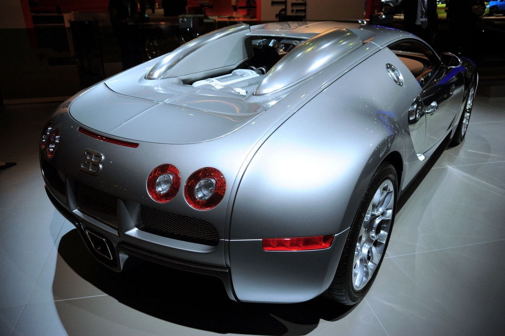 Bugatti Veyron Nocturne: 1001 PS – Rennteppich für Wüstensöhne