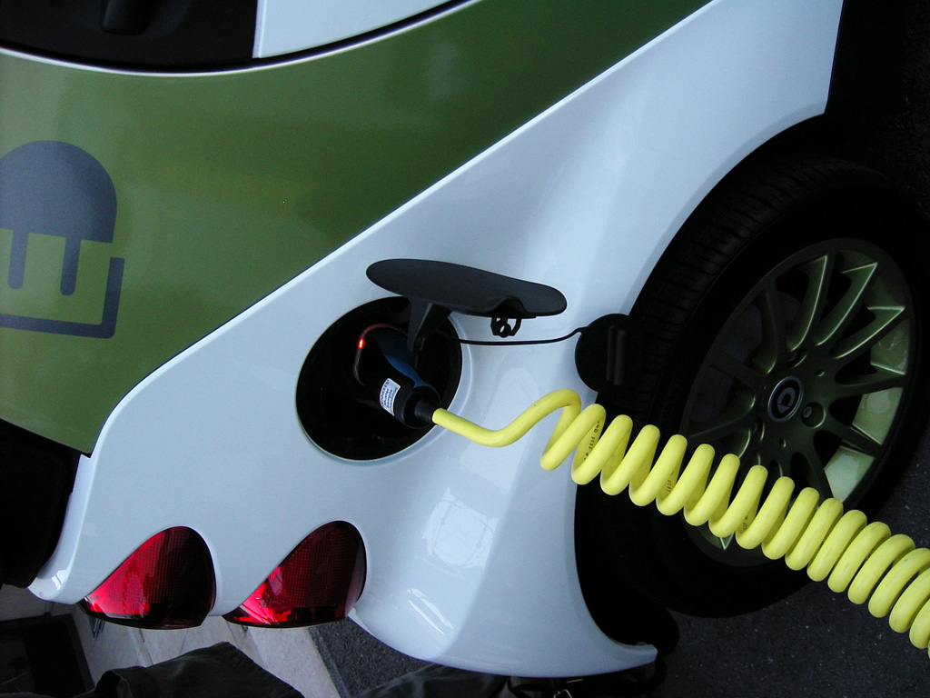 Daimler gibt erste Brennstoffenzellen-B-Klasse und Elektro-Smart in Kundenhand