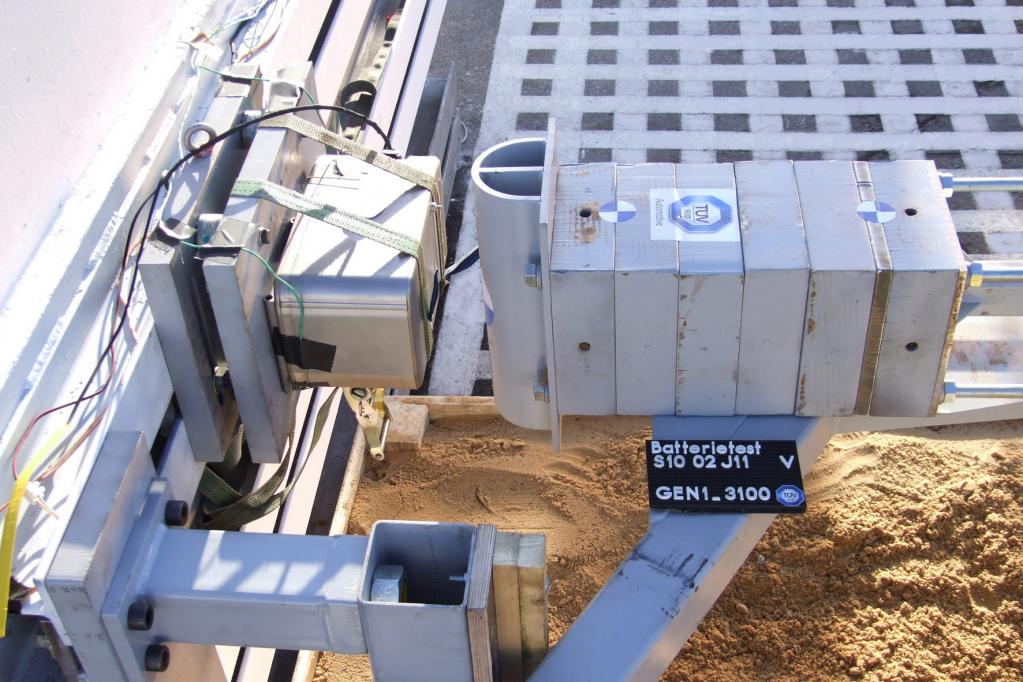 Erster dynamischer Crashtest mit Lithium-Ionen-Batterien 