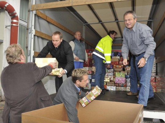 Ford-Mitarbeiter sammelten Weihnachtspakete für Kinder in Not