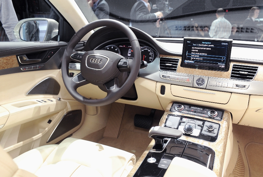 Funktionell, imposant, hochwertig – auch das Cockpit des neuen A8 vermittelt Premium-Atmosphäre.