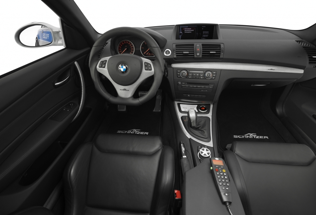 Highlight im Inneren ist die G-Force Anzeige, die die Fliehkräfte im Innerendes Autos misst und aufzeichnet