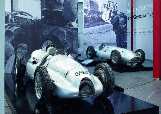 Kinder lernen im Audi-Museum die Silberpfeile kennen