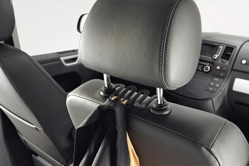 Neuer Kopfstützenhaken sorgt für Ordnung im Auto 