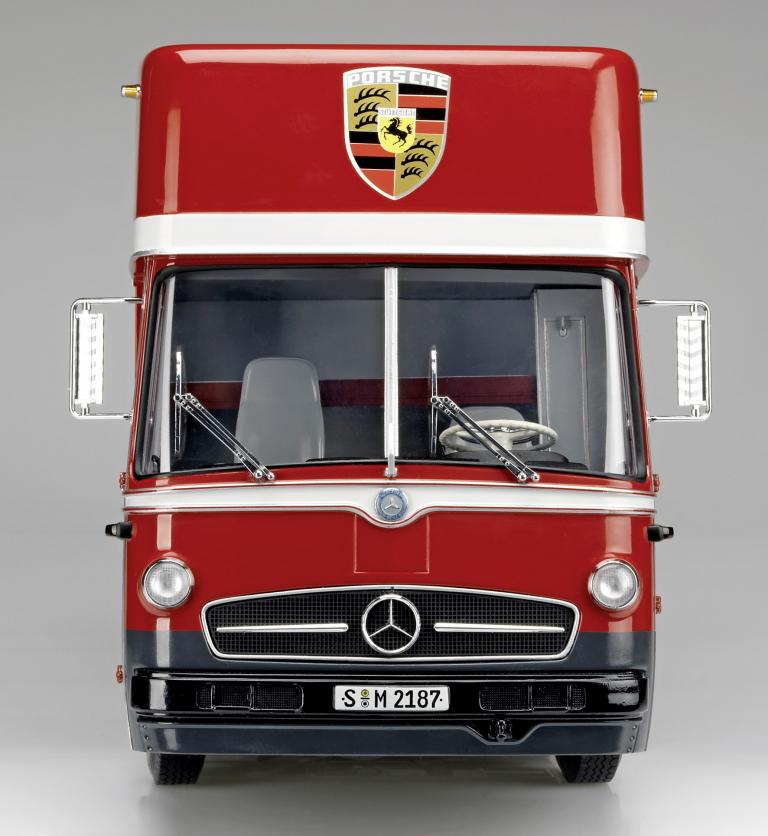 Schuco bringt Porsche-Renntransporter im Maßstab 1:18