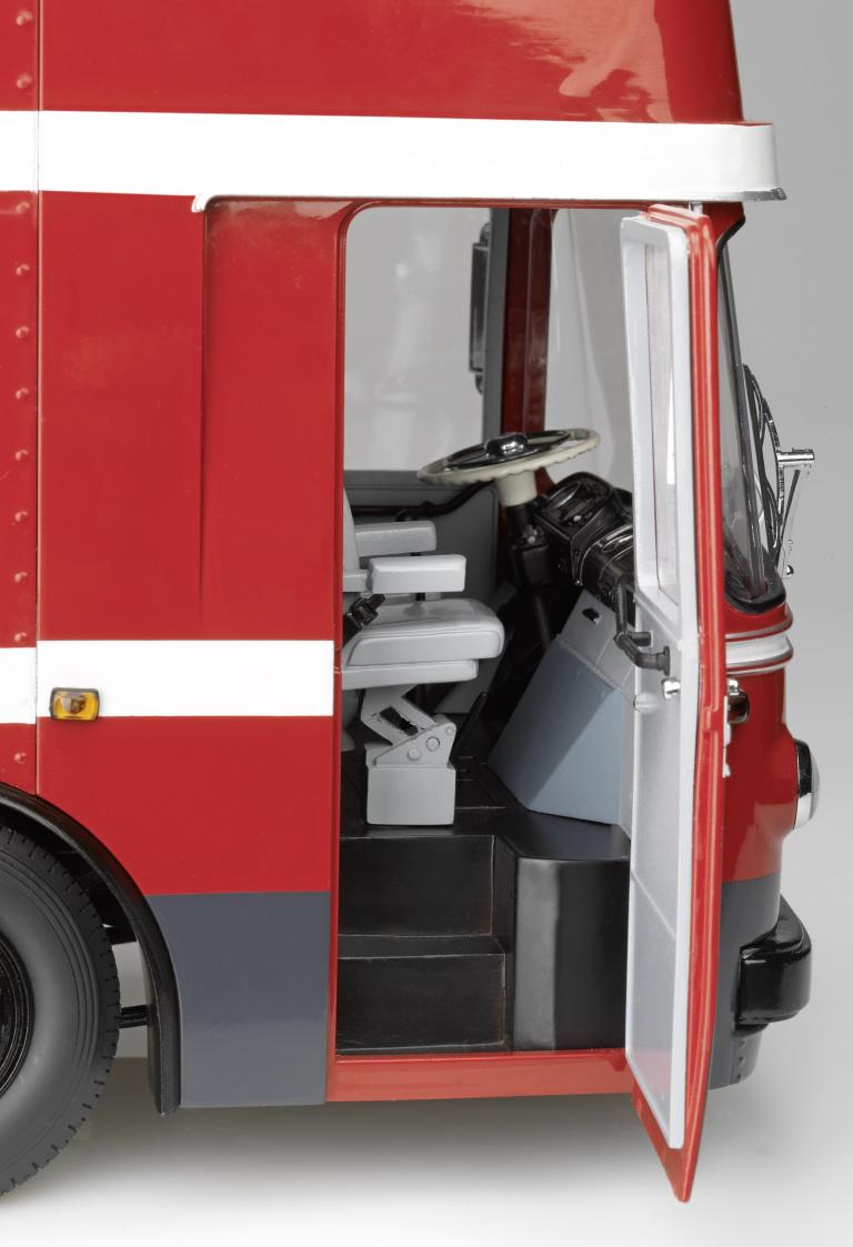 Schuco bringt Porsche-Renntransporter im Maßstab 1:18