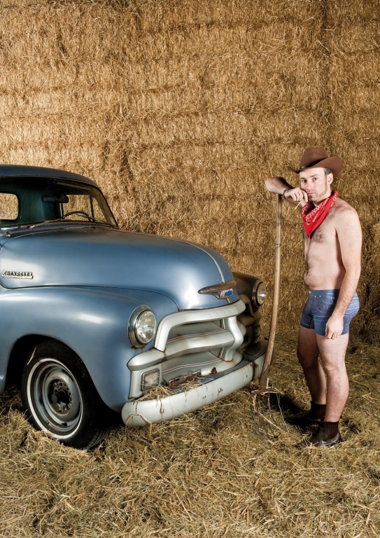 Sexy Cowboy mit sexy Auto