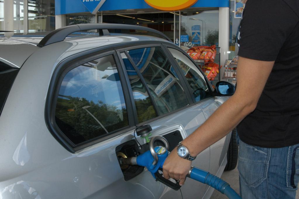 Statistik: Private Haushalte tanken weniger und zahlen mehr 