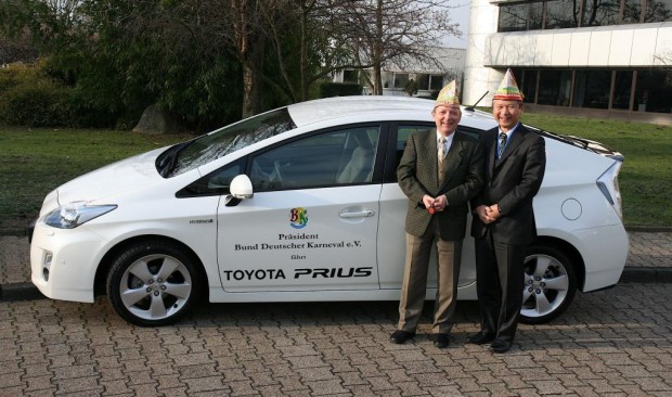 Toyota übergibt dem Karnevals-Präsidenten einen Prius