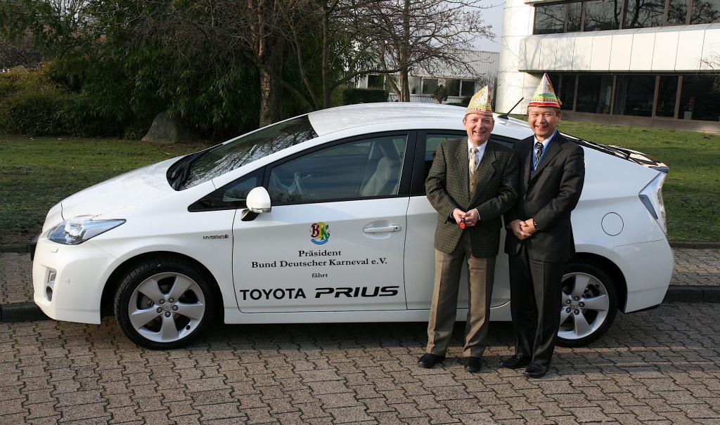 Toyota übergibt dem Karnevals-Präsidenten einen Prius
