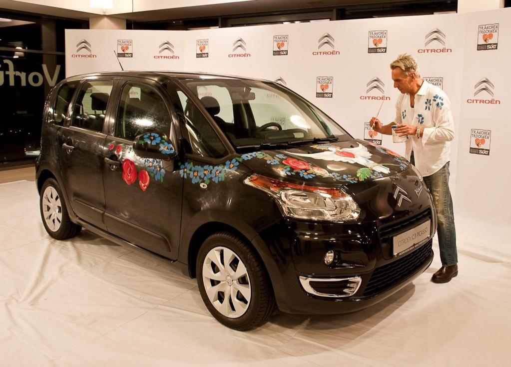 Wolfgang Joop bemalt den Citroën C3 Picasso.