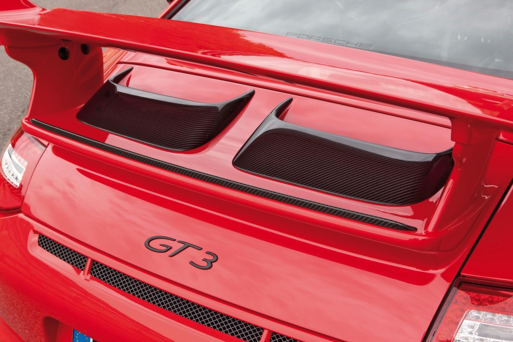 24-Stunden-Rennen: Walter Röhrl treibt Porsche 911 GT3 RS über den Circuit