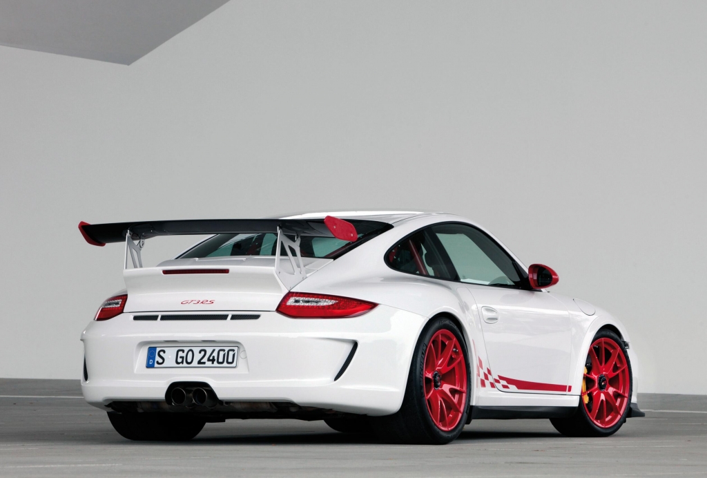24-Stunden-Rennen: Walter Röhrl treibt Porsche 911 GT3 RS über den Circuit