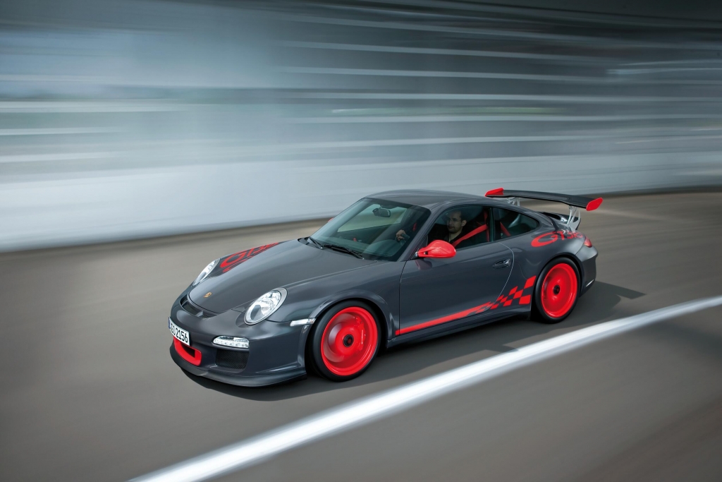 24-Stunden-Rennen: Walter Röhrl treibt Porsche 911 GT3 RS über den Circuit
