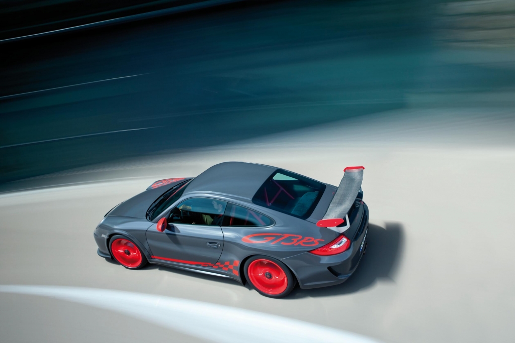 24-Stunden-Rennen: Walter Röhrl treibt Porsche 911 GT3 RS über den Circuit