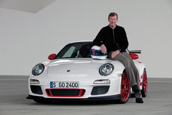 24-Stunden-Rennen: Walter Röhrl treibt serienmäßigen Porsche 911 GT3 RS über den Circuit