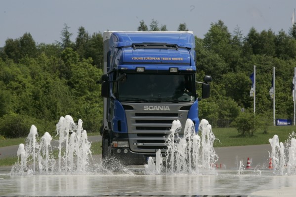 40 Scania-Sattelzugmaschinen für den ADAC