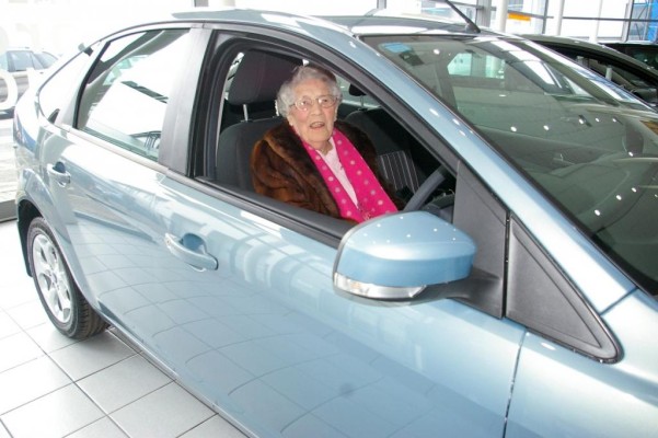 98-Jährige kauft ihren 23sten Ford