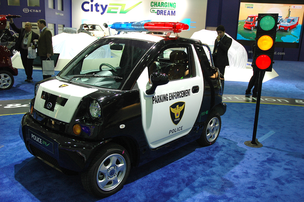 Am City-E(lectric)V(ehicle)-Stand: Superkleines Polizei- als Stromerauto.