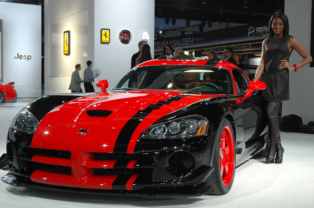 Am Dodge-Stand: Flache Viper-Flunder im schwarz-roten Kombilook.
