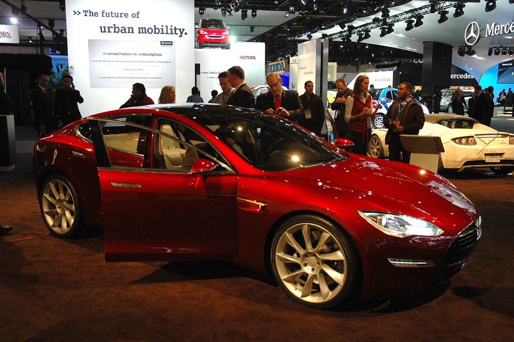 Am Tesla-Stand: Die formschöne S-Limousine wird elektrisch angetrieben.