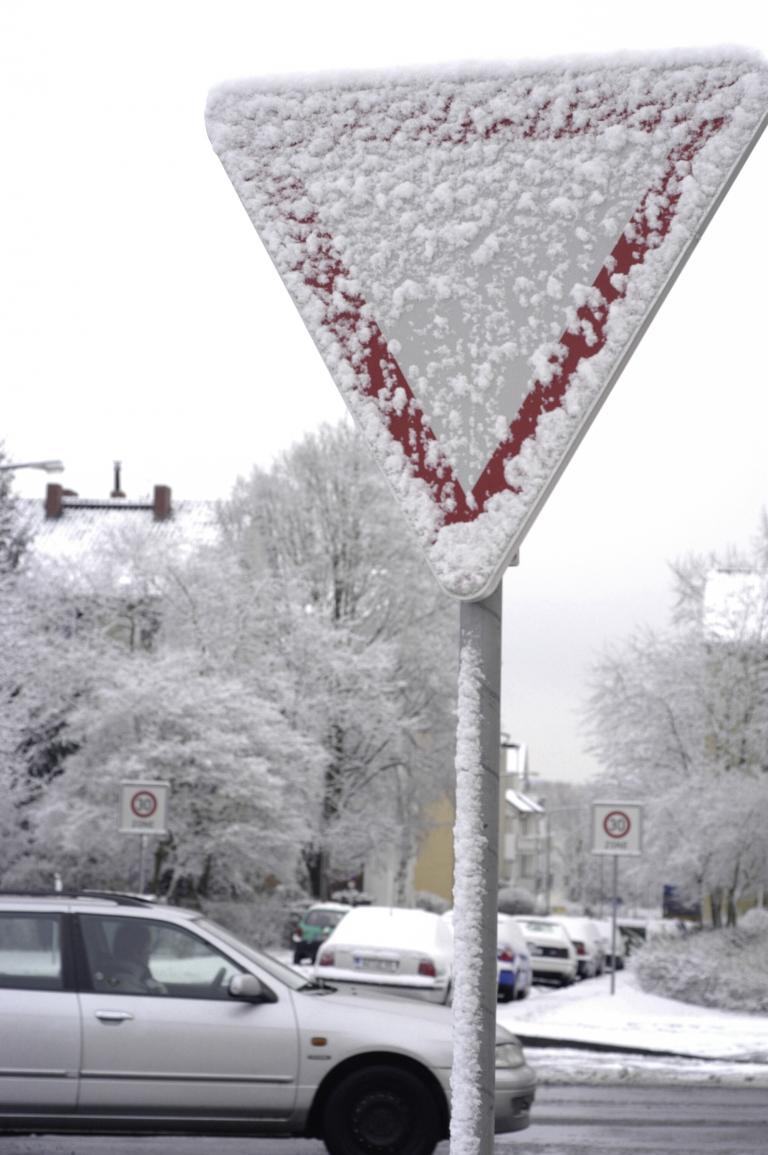 Auch schneebedeckte Verkehrsschilder müssen beachtet werden