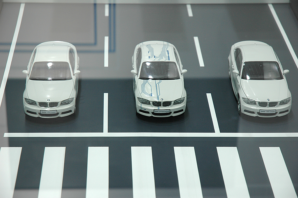 Auf ins Elektro-Zeitalter: BMW-Modellautos mit ActiveE in der Mitte.