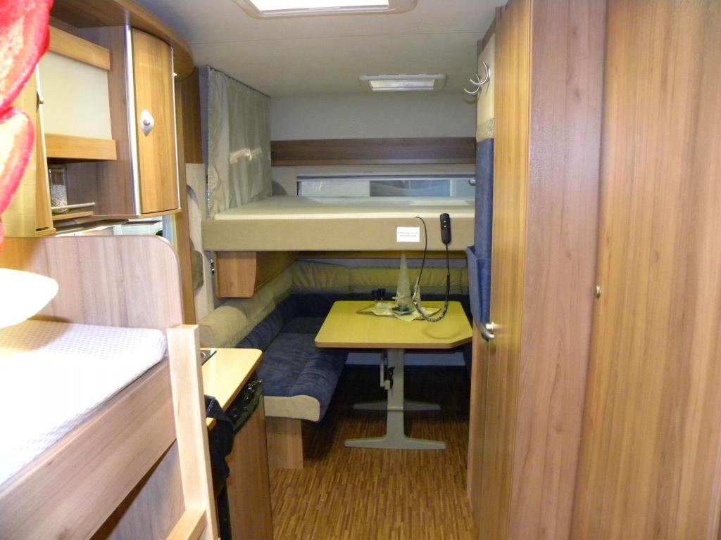 Bürstner Averso 510 TK: Bürstner hat als erster Hersteller das Hubbett vom Reisemobil in den Caravan gebracht. Unten bleiben Schlafplätze auf der umgebauten Sitzecke.