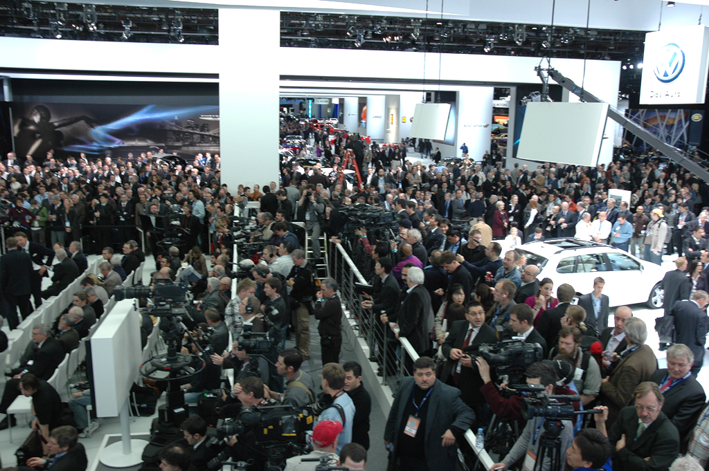 Bei der VW-Präsentation in Detroit ist das Gedränge der Medien groß.