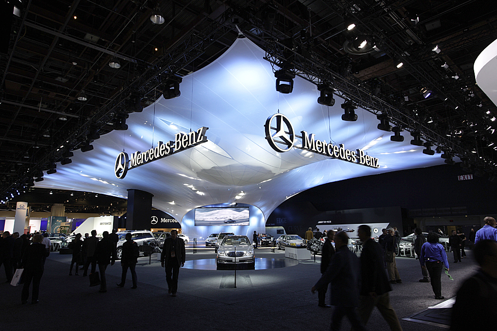 Blick auf den Mercedes-Stand: Blau ist für die Schwaben das neue Grün.