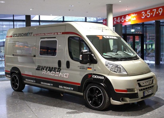 Das Fahrzeug aus dem Hause „Hymer Cars“ hat es bei einem Testversuch geschafft, ganze 207 Stundenkilometer zu erreichen und darf sich bald stolz „schnellstes Reisemobil der Welt“ nennen.