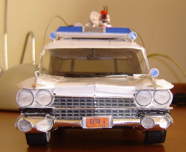 Das Ghostbusters-Mobil nach dem Basteln, Bild von: http://paperinside.com/ecto-1/