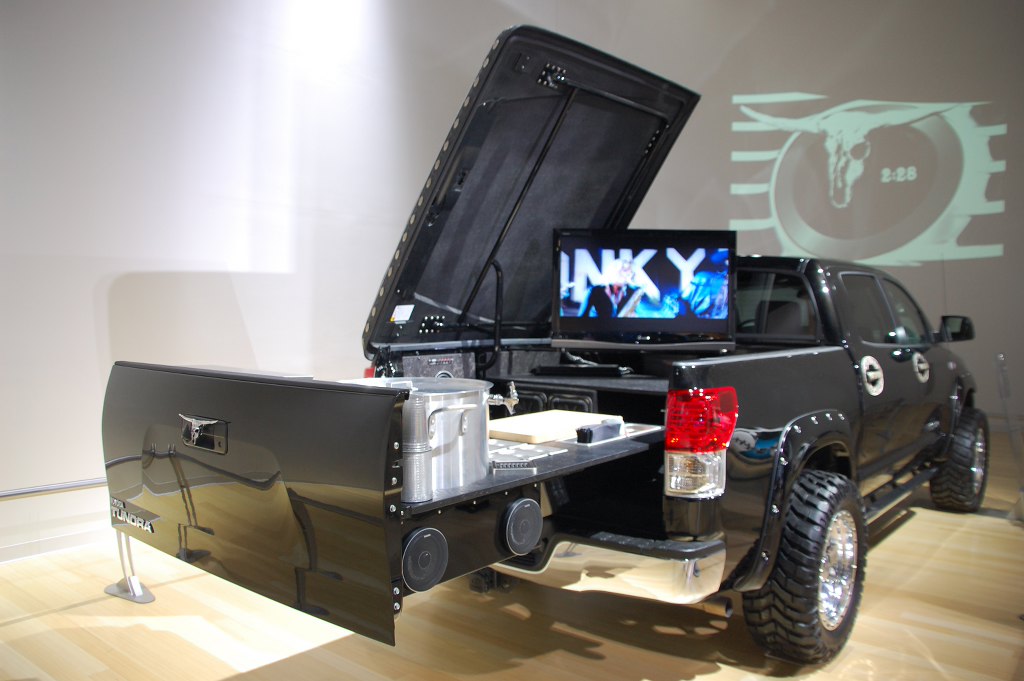 Der Tundra Midnight Rider Tailgater – ein Pick up mit Feldküche!