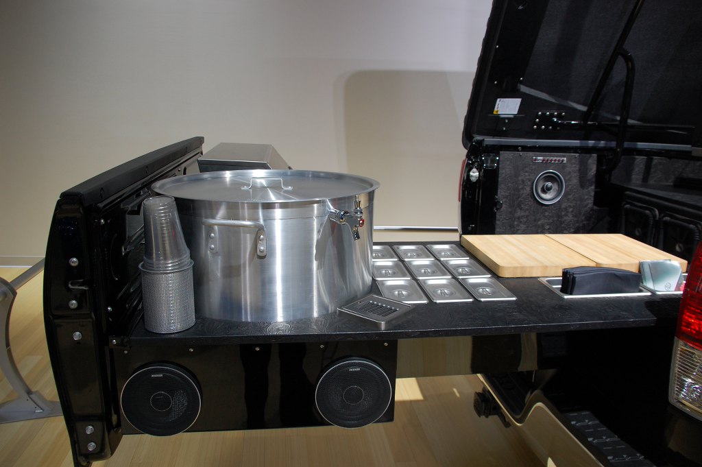 Die Küche umfasst einen Grill, Herdplatten, eine Kühlbox und eine Zapfanlage