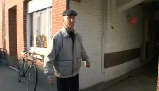Dieser Belgier ist stolzer Besitzer der kleinsten Garage der Welt