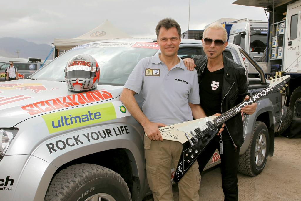 Dr. Wolfgang Schreiber, Mitglied des Markenvorstands von Volkswagen Nutzfahrzeuge für Entwicklung, und Rudolf Schenker mit dem VW Amarok.