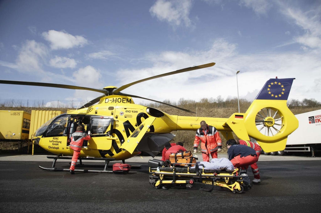 Einsatz am Hubschrauber | ADAC-Luftrettungsbilanz 2009: Zahl der Luftrettungseinsätze gestiegen