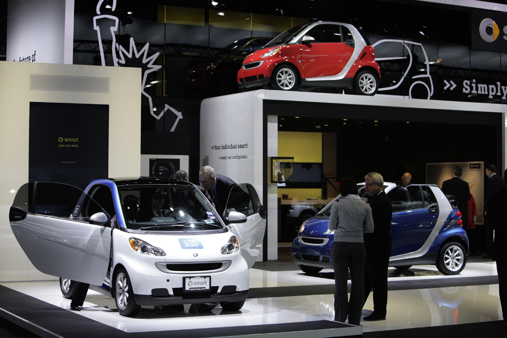 Gleich gegenüber: Auch für Smart hat Daimler wieder geworben. 