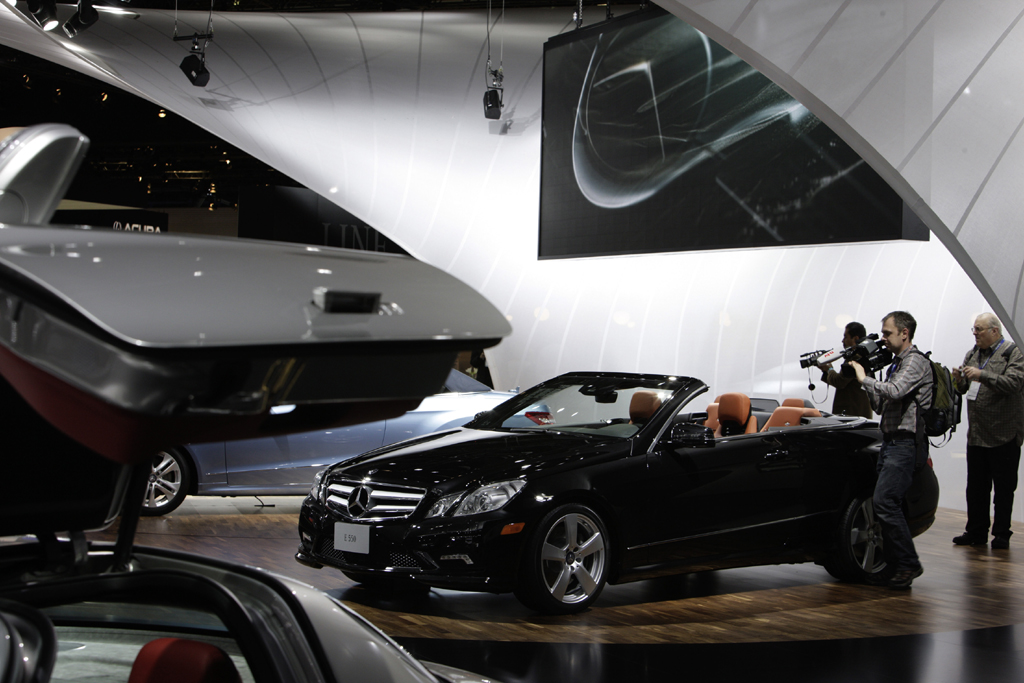 Im Blickpunkt, egal ob blau oder schwarz: Mercedes-E-Klasse-Cabrio.