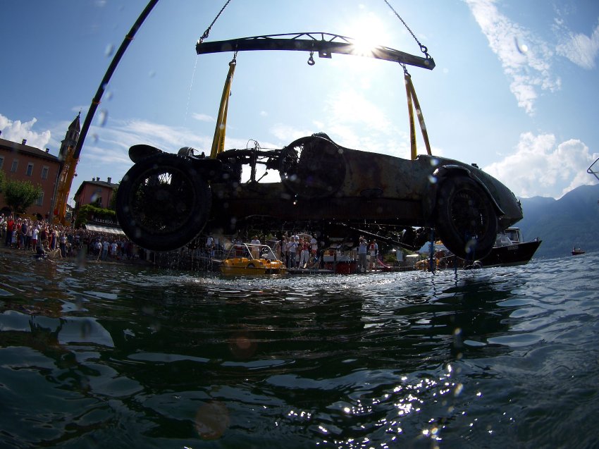 Mit Hilfe eines Krans wurde der Oldtimer aus dem Wasser geholt, Foto von: Foto von: Bonhams