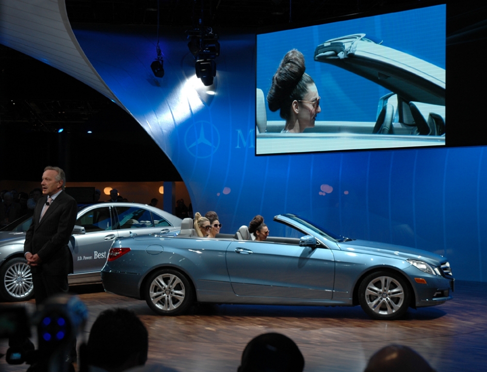 Mit „Turmfrisur“ im neuen Mercedes-E-Klasse-Cabrio auf der Autoschau.