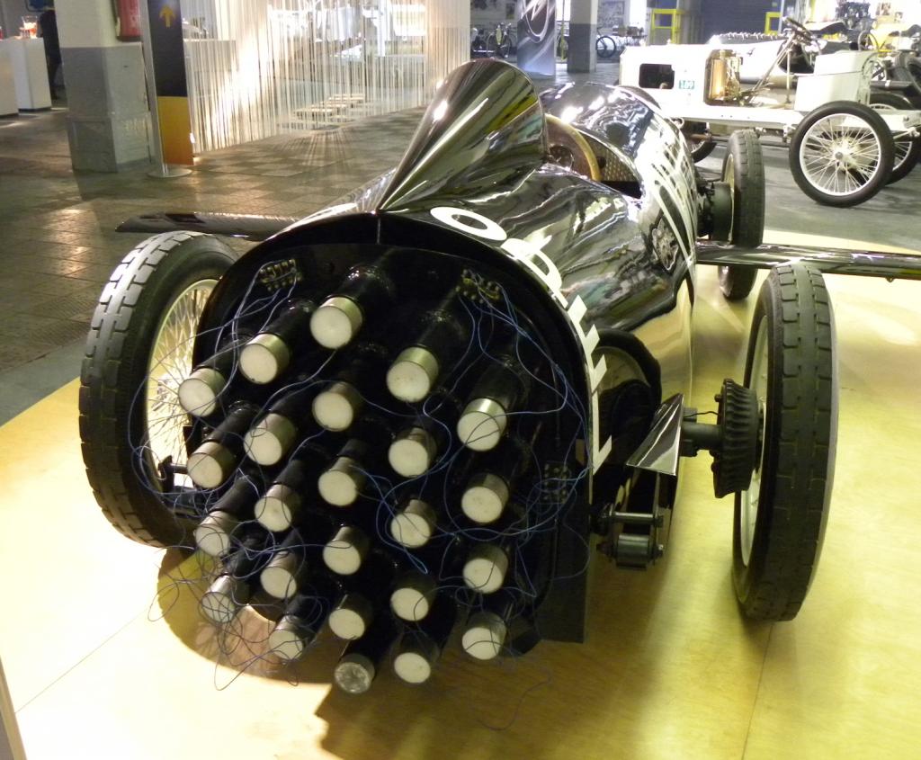 Opel Classic: Der Opel Raketenwagen RAK 2 mit dem Bündel Feststoffraketen am Heck.