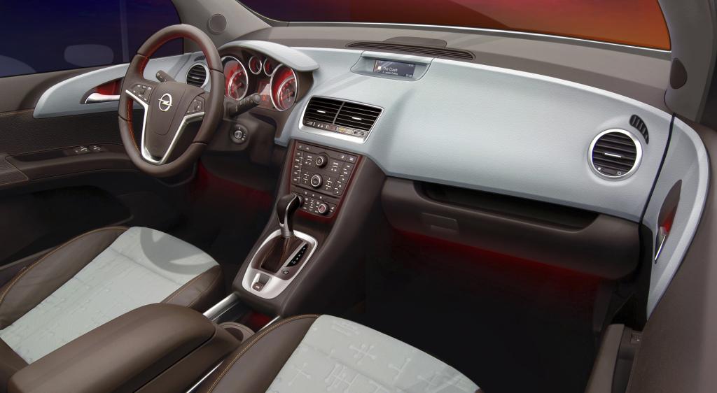 Opel Meriva: Das Armaturenbrett wurde vor dem Fahrer abgesenkt und zurückgenommen, so dass ein großzügigerer Raumeindruck entsteht. Die obere Abdeckung des Dashboards kann in verschiedenen Farben ausgeführt werden.